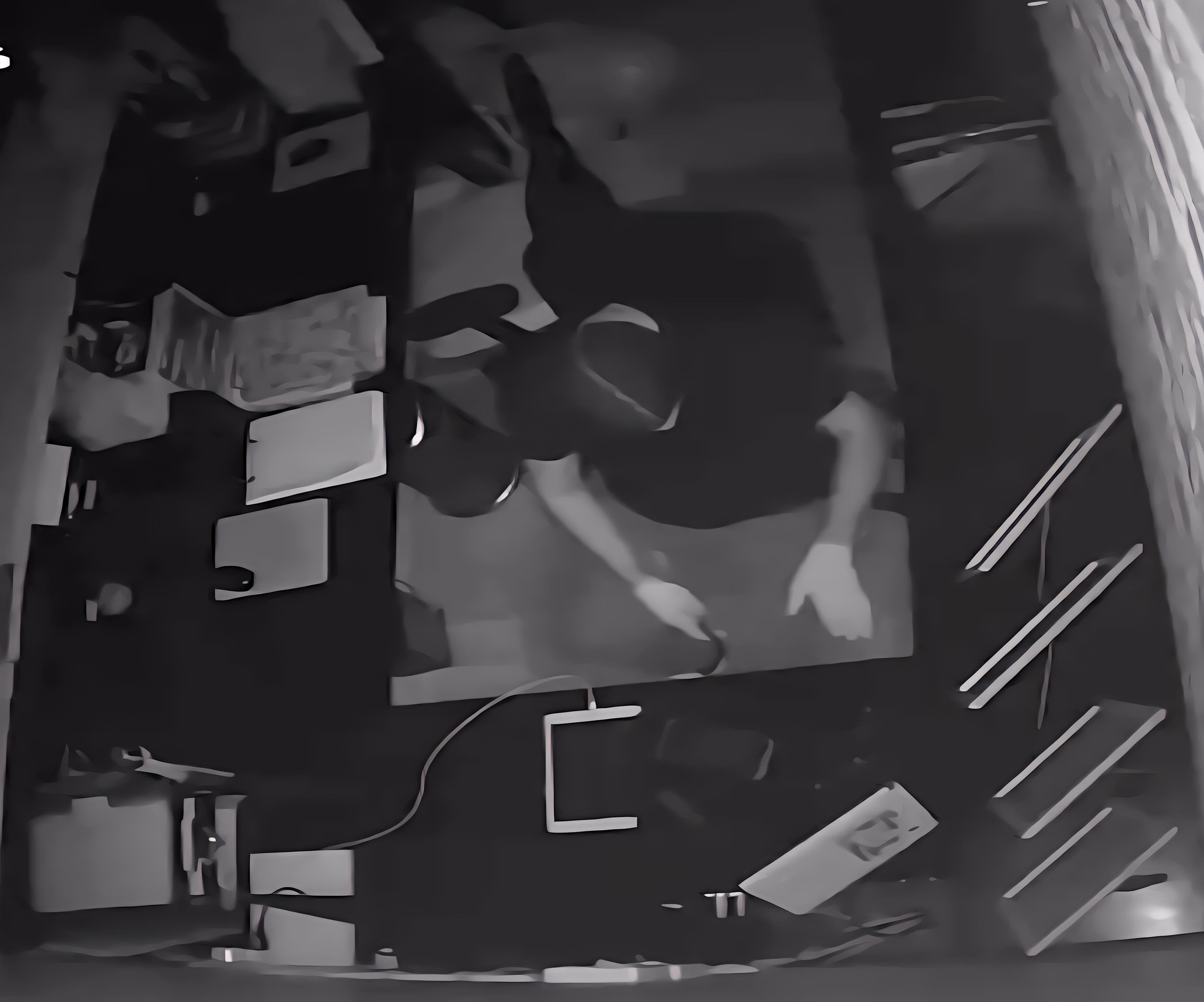 شرطة الشمالية : القبض على شخص قام بسرقة و إتلاف محلات تجارية في منطقة أبوصيبع خلال ساعتين من تلقي البلاغ<